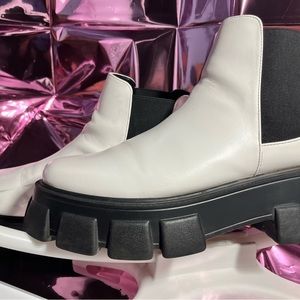Comfortable shoes, barely worn. Easy to get into and adds the height you need.
